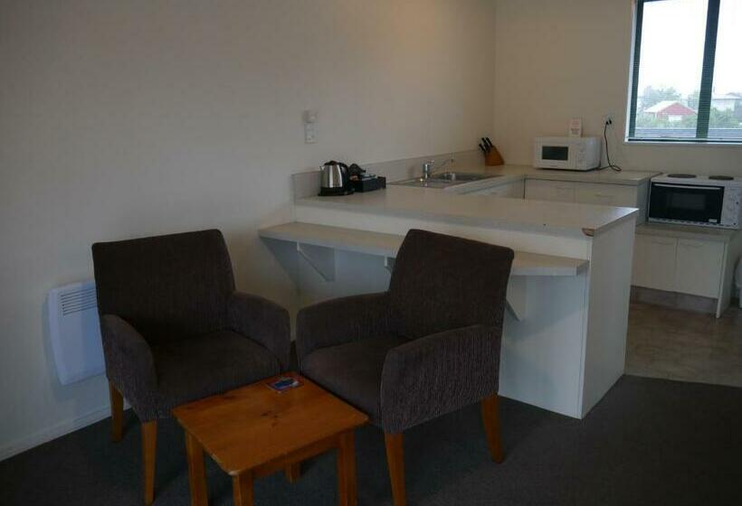 Студия Стандарт, Rainforest Motel