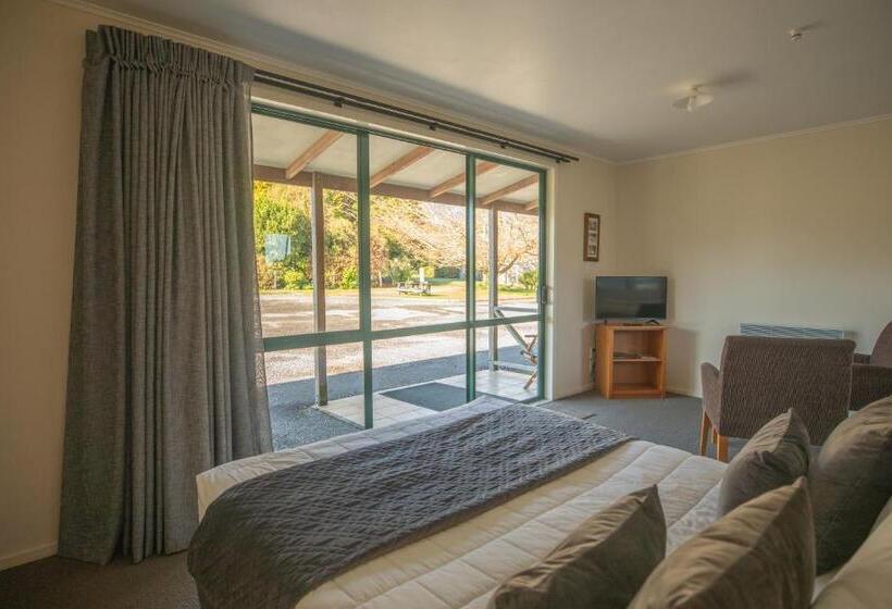 Студия Стандарт, Rainforest Motel