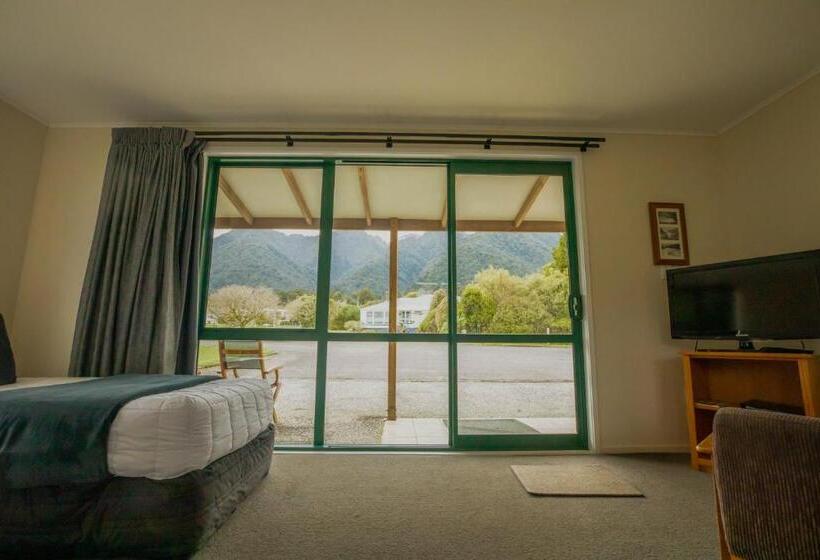 Студия Стандарт, Rainforest Motel