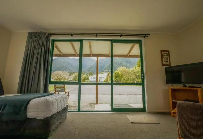 Standard-studio, Rainforest Motel