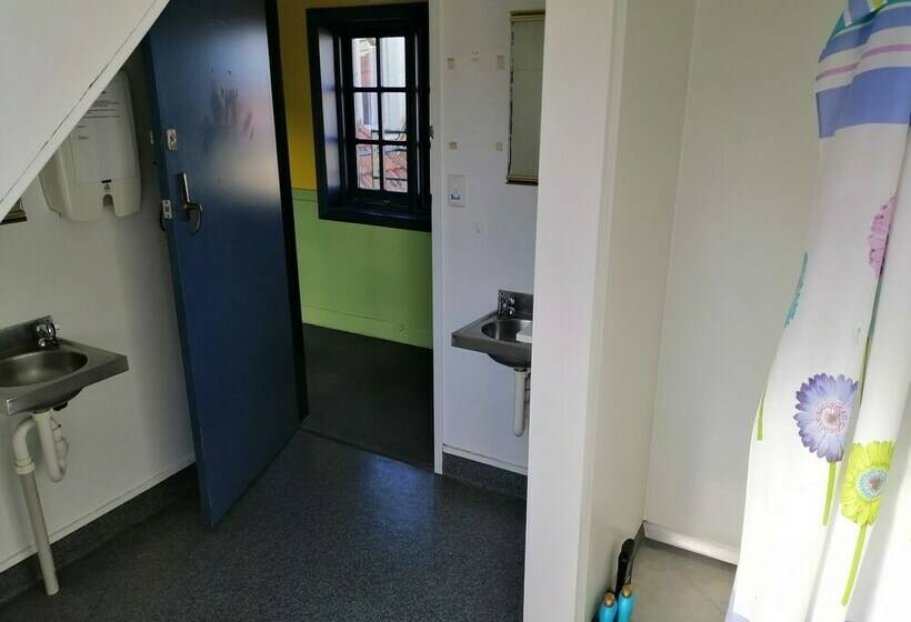 스탠다드 룸 공동 욕실, Stafford Gables Hostel
