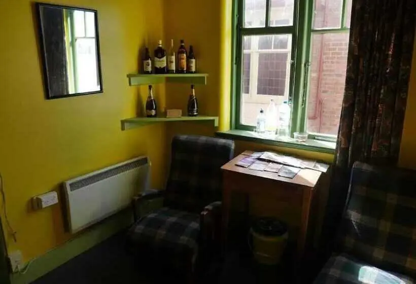 浴室共有スタンダード4人用ルーム, Stafford Gables Hostel