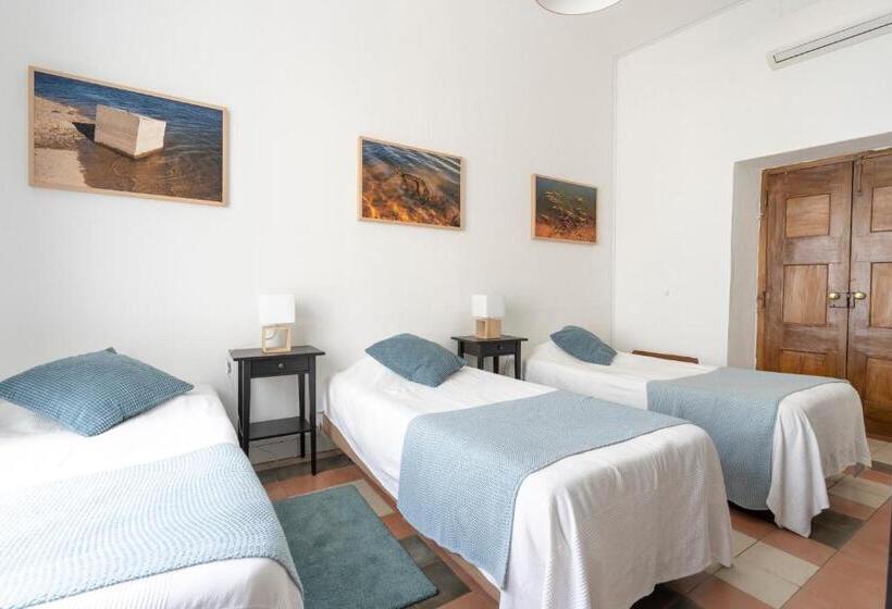 اتاق استاندارد سه نفره, Burgos Guest House