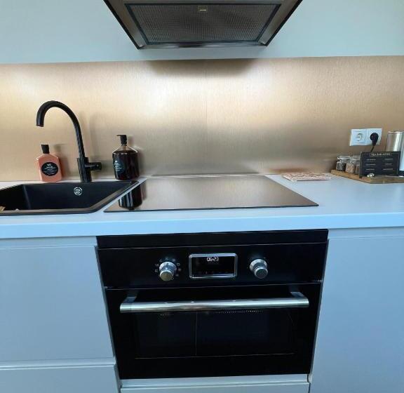 豪华房间, Naar Ineke