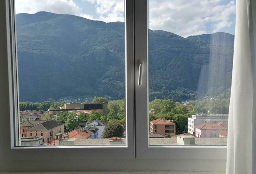 Standard Værelse, Gamper