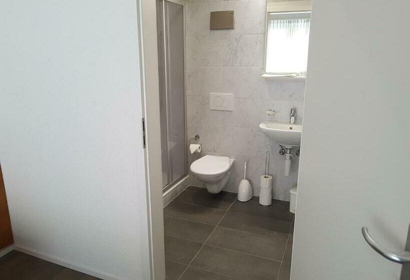 Standard Værelse, Gamper