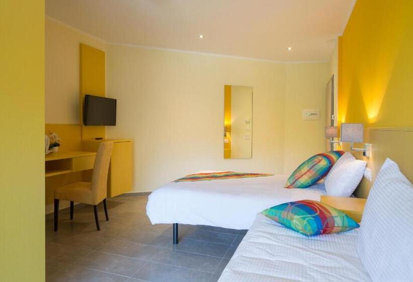 غرفة قياسية ثلاثية مزودة بشرفة, Liberty Self Check In