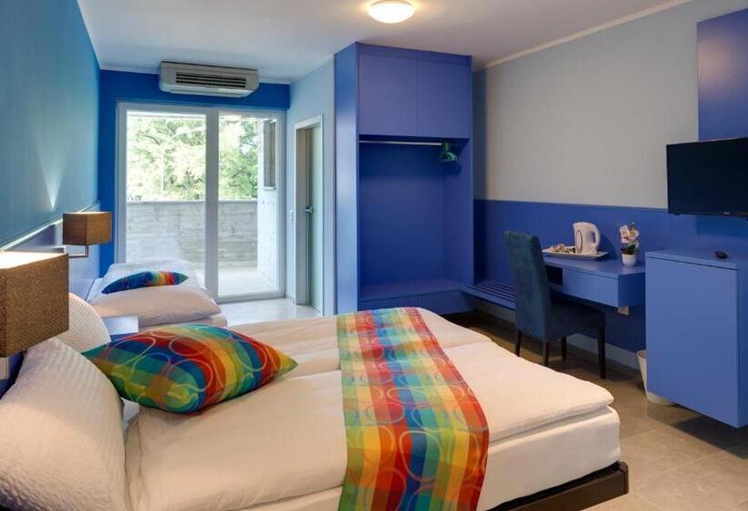 غرفة قياسية ثلاثية مزودة بشرفة, Liberty Self Check In