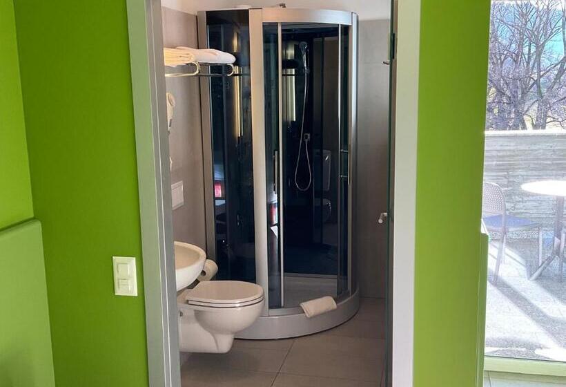 جناح جونيور, Liberty Self Check In