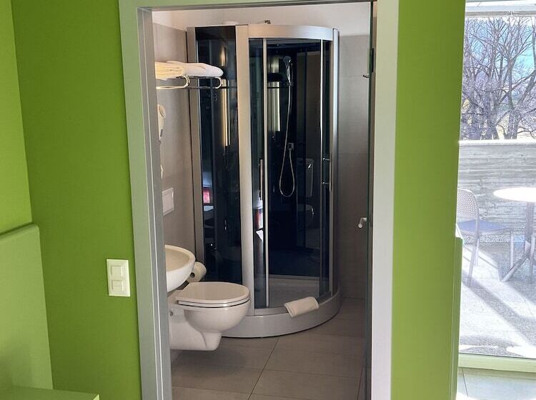 جناح جونيور, Liberty Self Check In