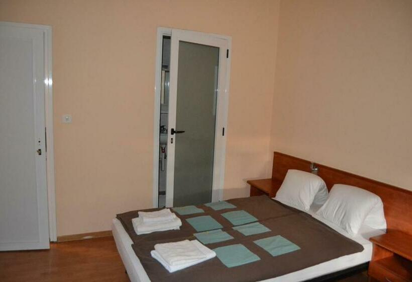 غرفة قياسية, Osteria Leon D Or