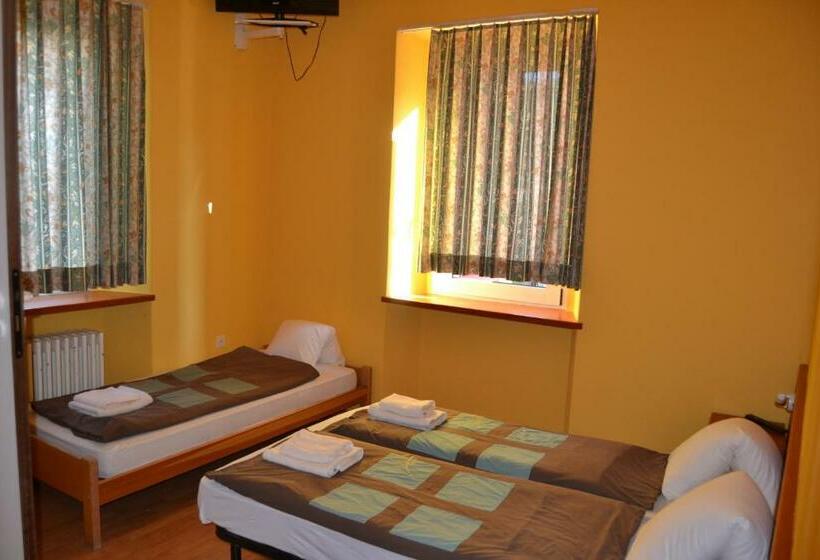 غرفة قياسية ثلاثية, Osteria Leon D Or