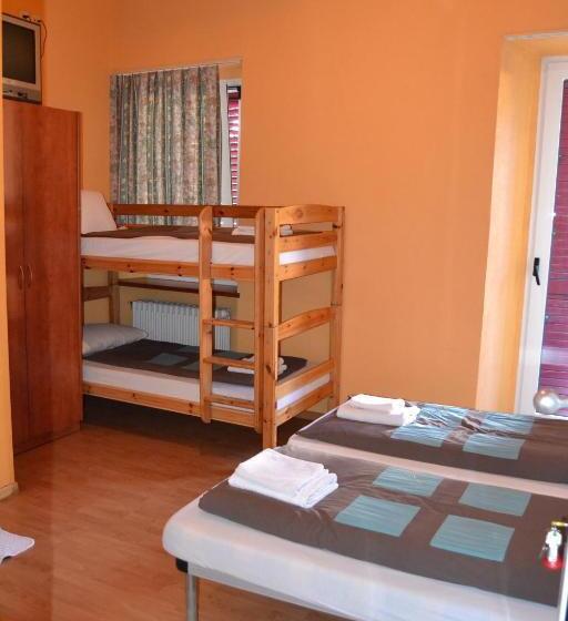 غرفة قياسية رباعية, Osteria Leon D Or