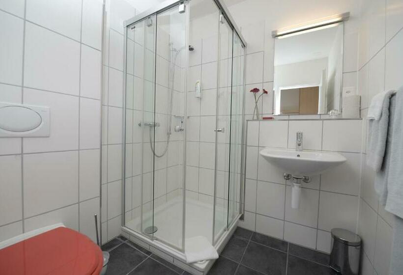 标准间, Q.c.m. Campus