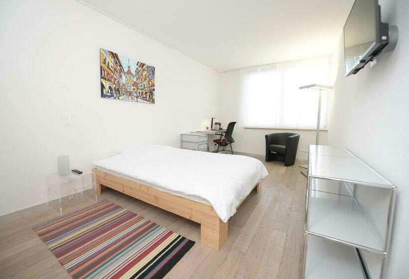 标准单人间, Q.c.m. Campus