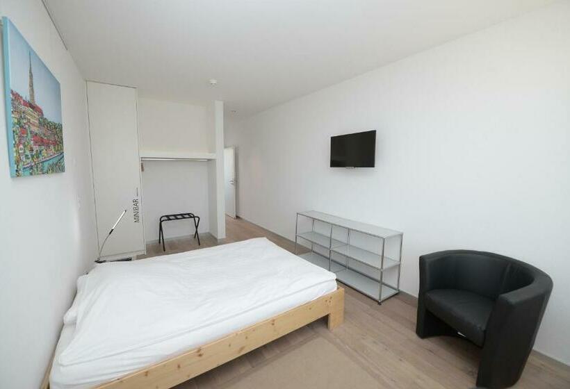 标准单人间, Q.c.m. Campus