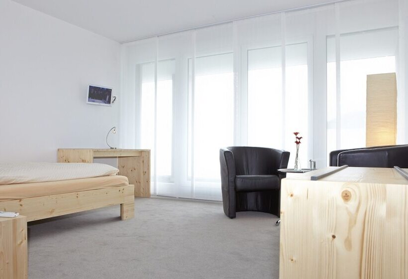 标准单人间, Q.c.m. Campus