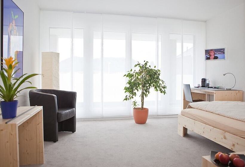 标准单人间, Q.c.m. Campus