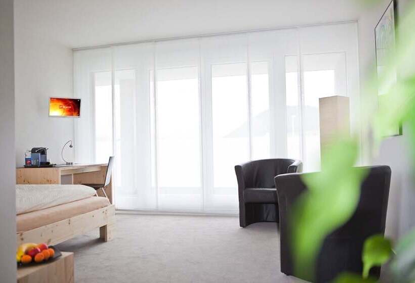 标准单人间, Q.c.m. Campus