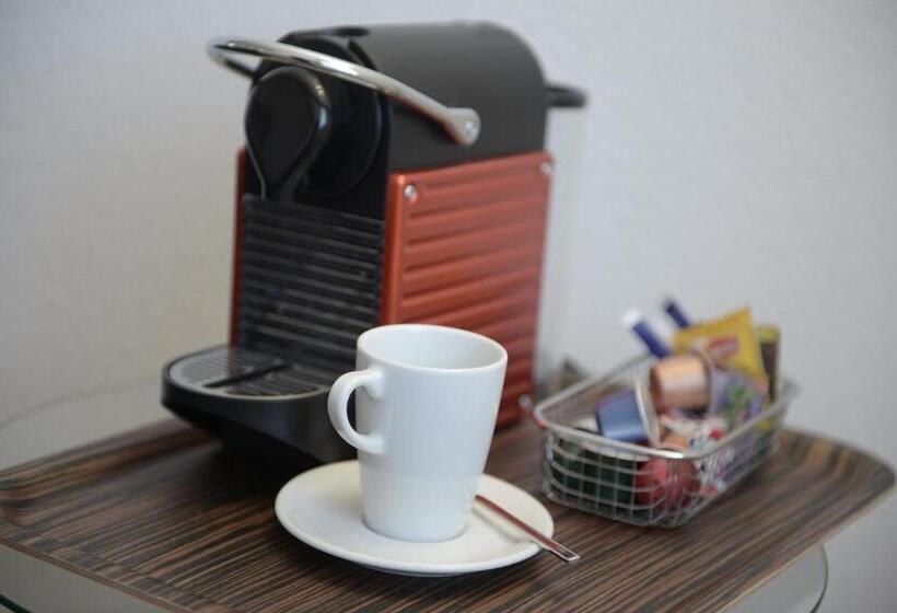 标准单人间, Q.c.m. Campus