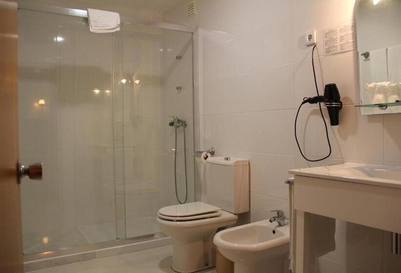 חדר סטנדרט לשלושה, Troia