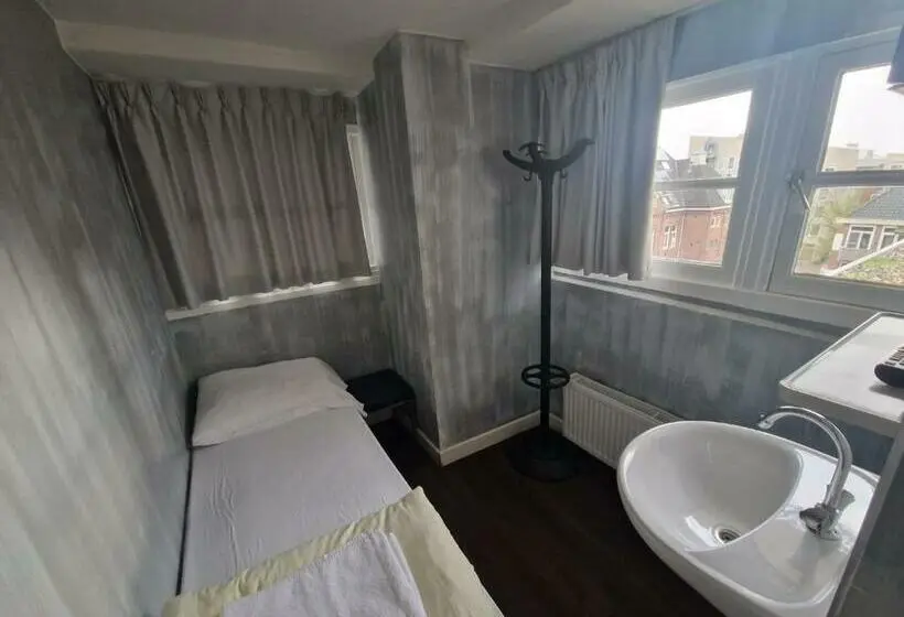 اتاق استاندارد یک نفره, Amigo Hostel