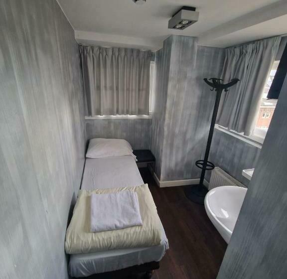 اتاق استاندارد یک نفره, Amigo Hostel