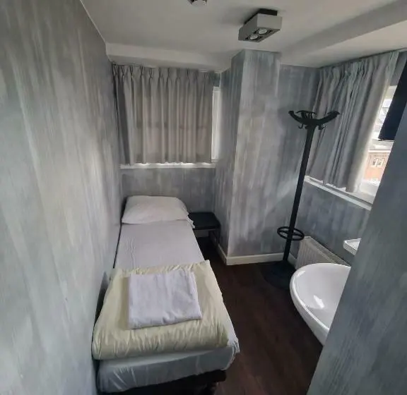 اتاق استاندارد یک نفره, Amigo Hostel