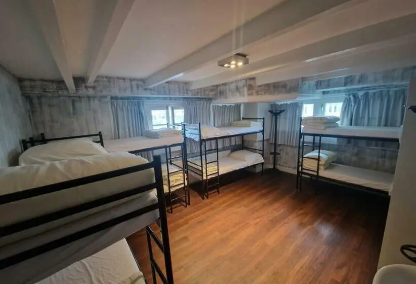 تختخواب در اتاق مشترک, Amigo Hostel