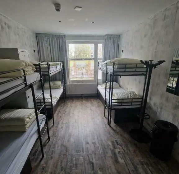 تختخواب در اتاق مشترک, Amigo Hostel