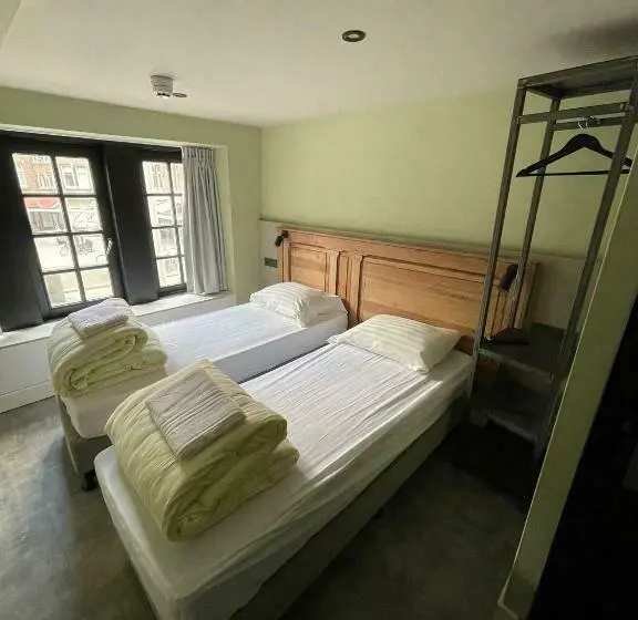اتاق لوکس, Amigo Hostel