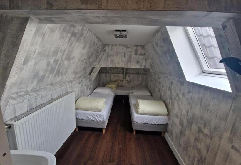 اتاق ساده سه‌ نفره, Amigo Hostel