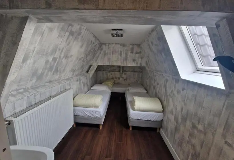 اتاق ساده سه نفره, Amigo Hostel