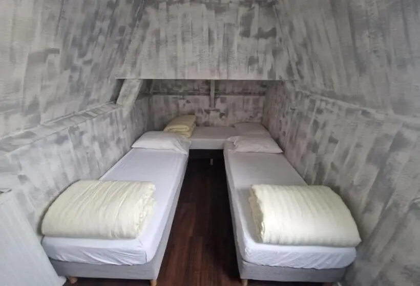 اتاق ساده سه نفره, Amigo Hostel