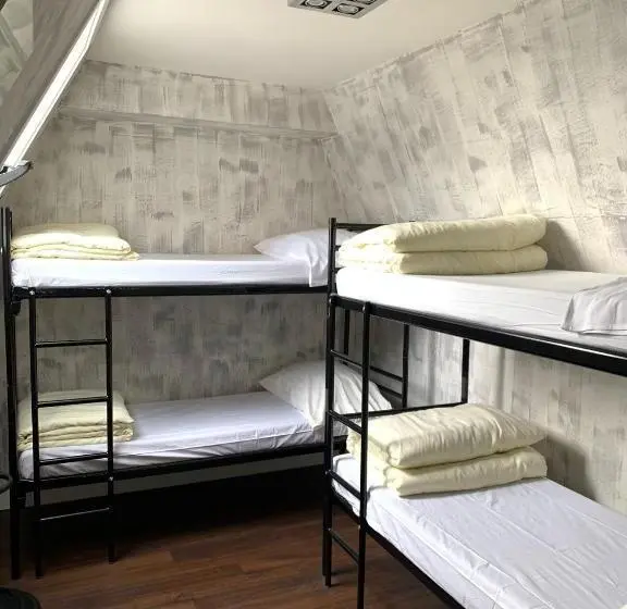 اتاق استاندارد چهار تخته, Amigo Hostel