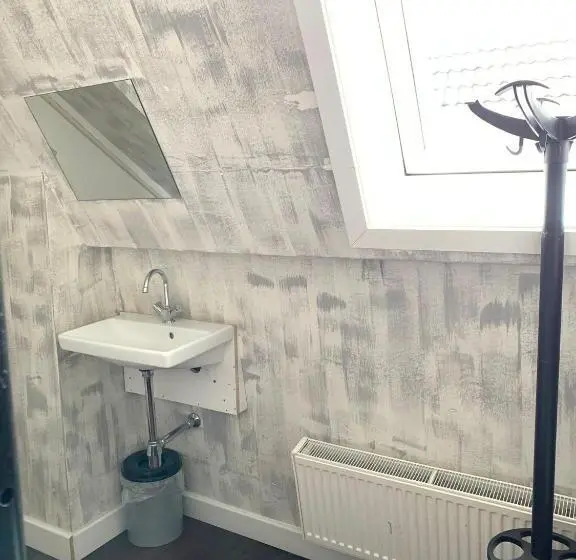 اتاق استاندارد چهار تخته, Amigo Hostel