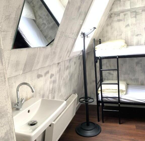 اتاق استاندارد چهار تخته, Amigo Hostel