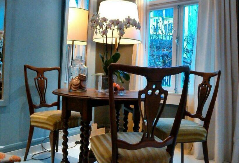 استودیوی استاندارد, Miss Jordaan For Quiet Travellers