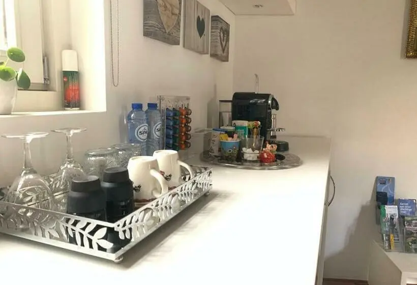 Standard-studio, Place To Be