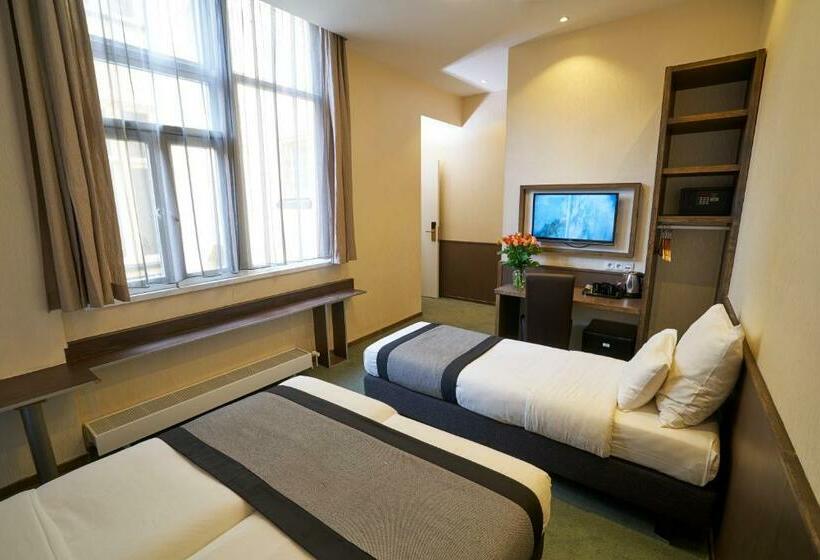 اتاق استاندارد سه نفره, The Bird