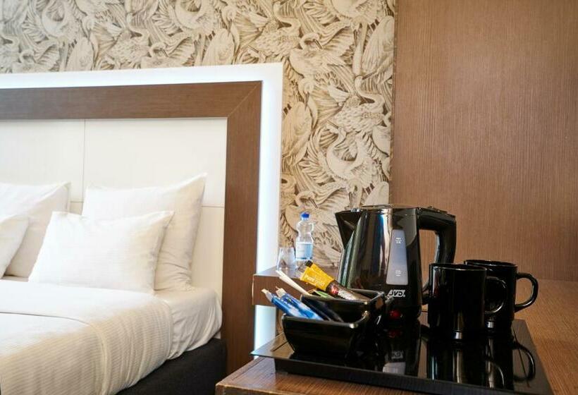 اتاق استاندارد سه نفره, The Bird