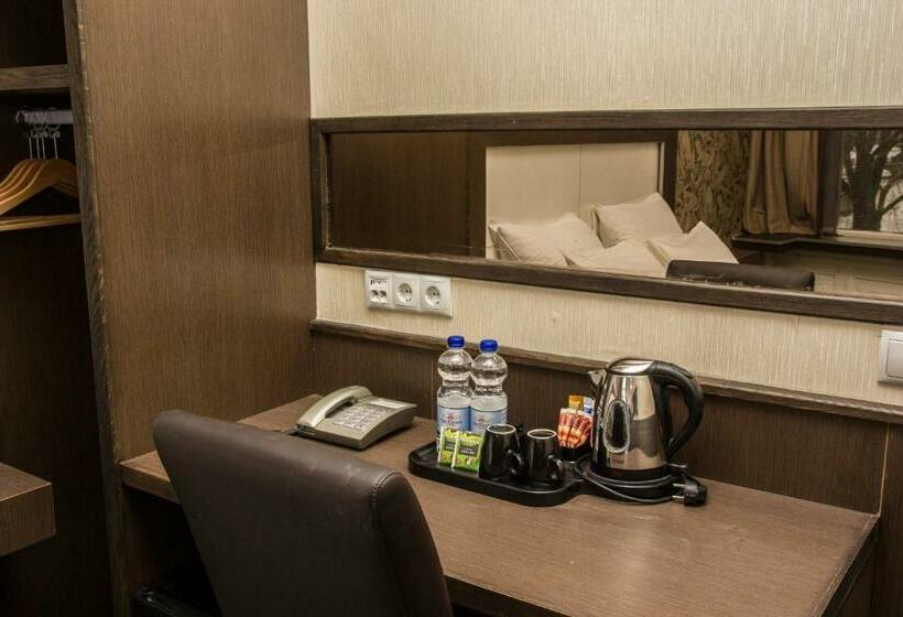 اتاق لوکس, The Bird