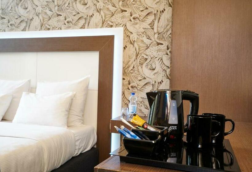 اتاق استاندارد سه نفره, The Bird