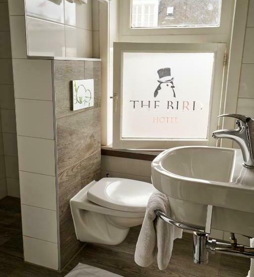 اتاق استاندارد سه نفره, The Bird