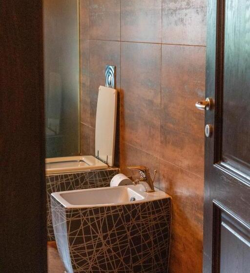 غرفة قياسية مطلّة علي البحر مزوَّدة بشُرفة, Angoni Villa