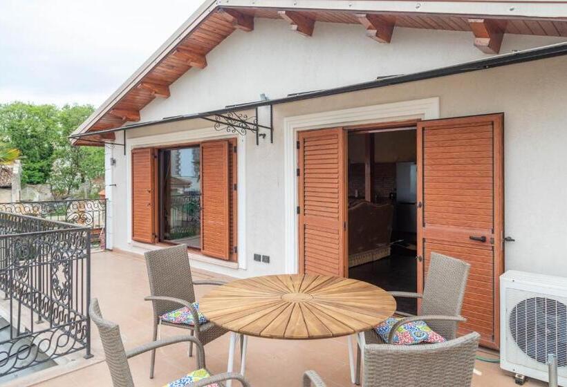 غرفة قياسية مطلّة علي البحر مزوَّدة بشُرفة, Angoni Villa