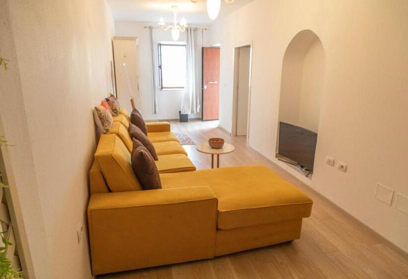 غرفة عائلية, Angoni Villa