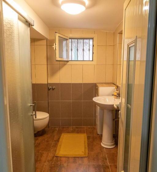 חדר משפחתי, Angoni Villa