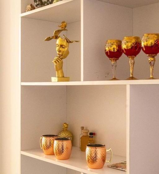 غرفة عائلية, Angoni Villa