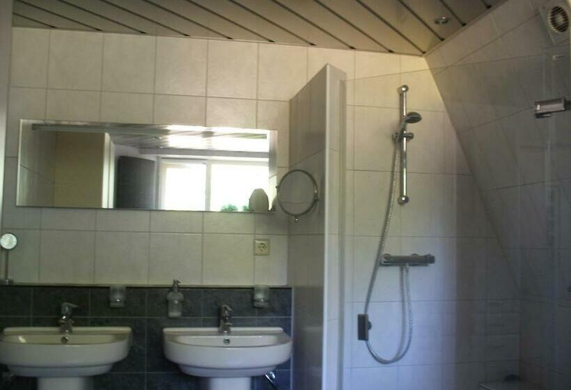 标准三人间共用浴室, B&b Edam